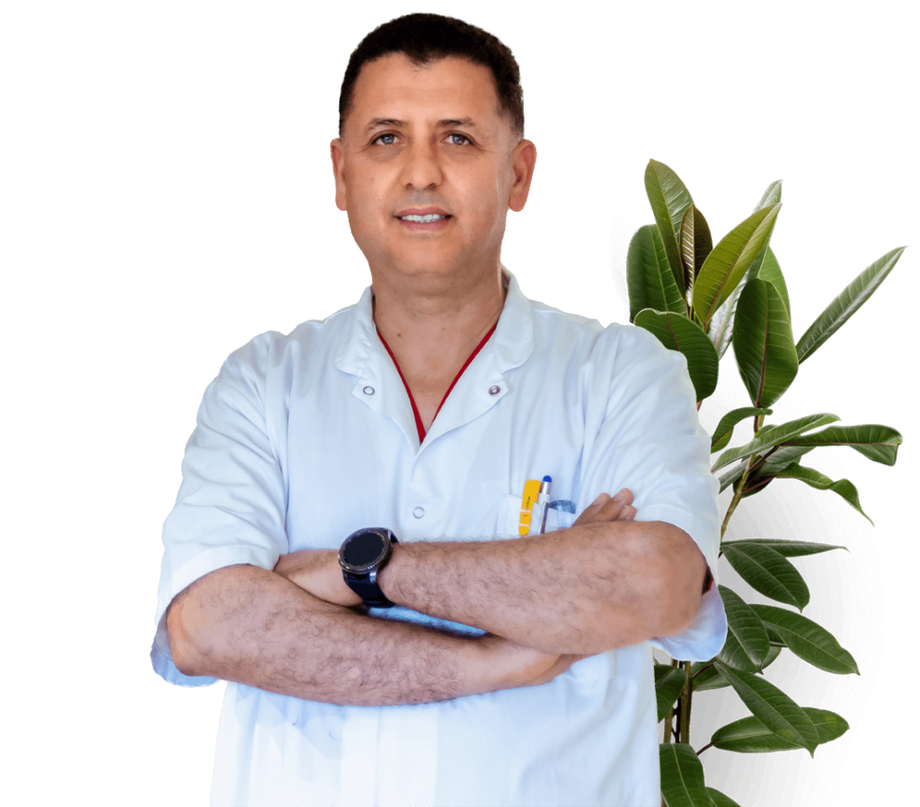 Professeur Ghailan Rachid derrière une plante verte