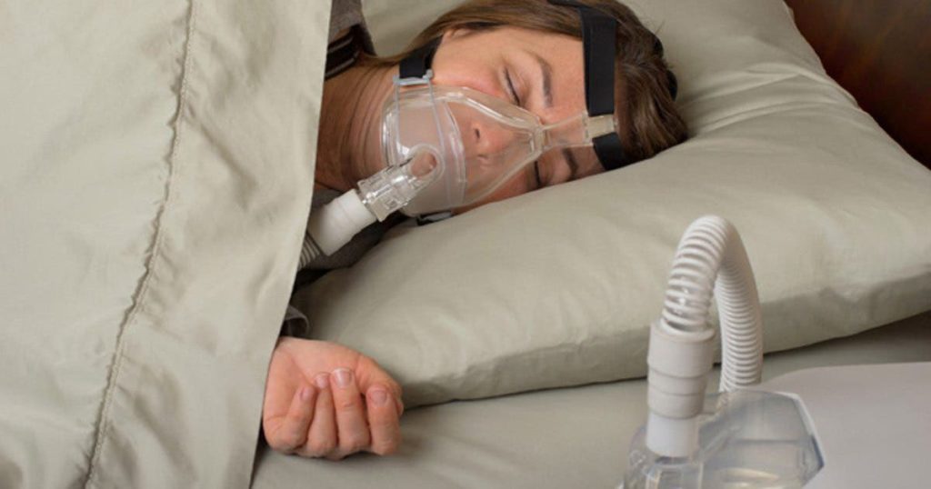 une patiente portant un masque respiratoire