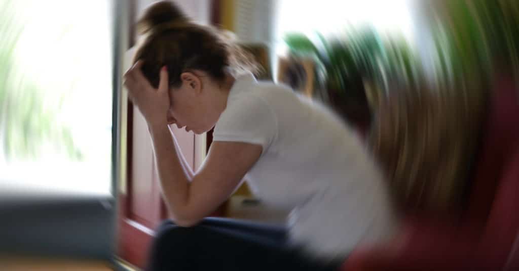 Jeune femme ressent le vertige